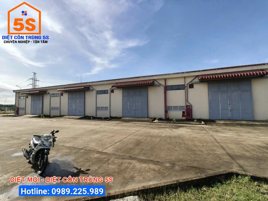 Khu vực bên hông nhà kho 1