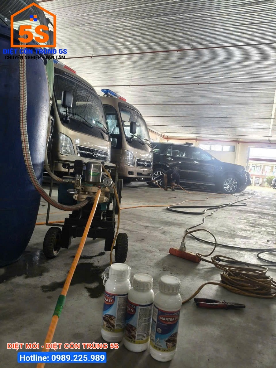 Nhân viên kỹ thuật tiến hành pha thuốc